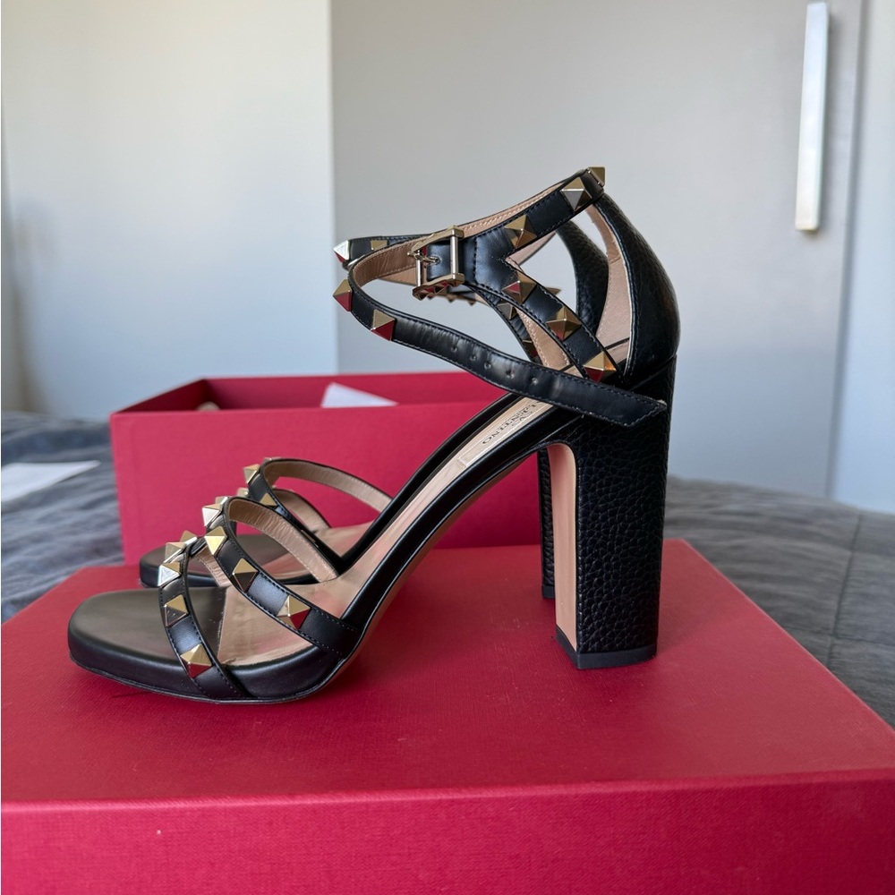 Valentino Garavani Paltform Heels - Picture 7 of 10